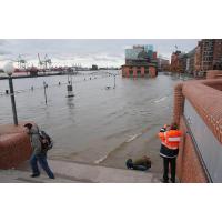 1010_1369 Sturmflut in Hamburg, Wasser auf dem Altonaer Fischmarkt. | 